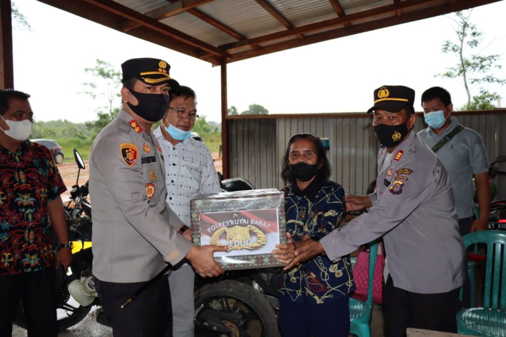 Kapolres Kubar Bagikan Sembako Kepada Lansia Yang Sudah Melaksakan Vaksinasi di Polsek Bentian Besar 4 14