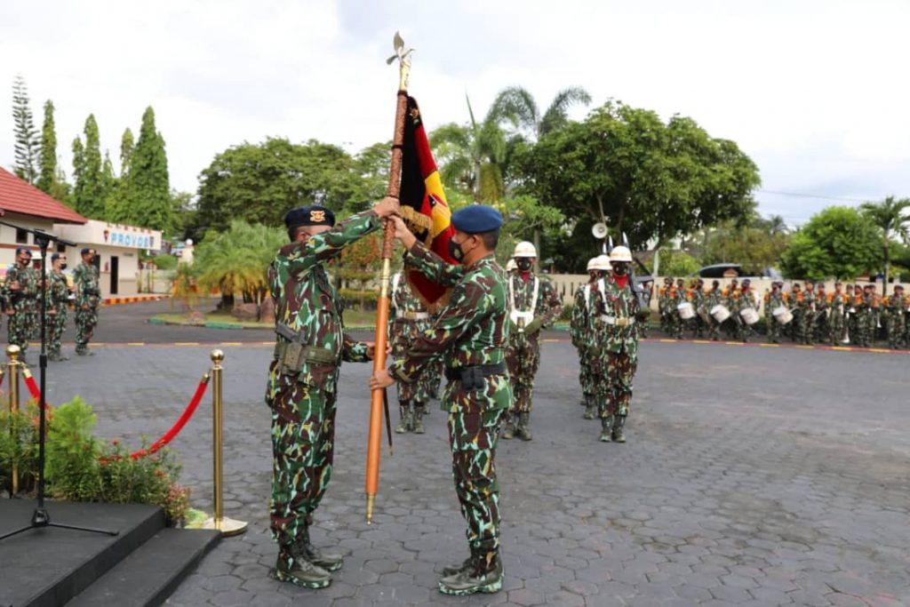Penyerahan Dhuaja Pada Upacara Farewell Parade Dansat Brimob Polda Kaltim 4 2