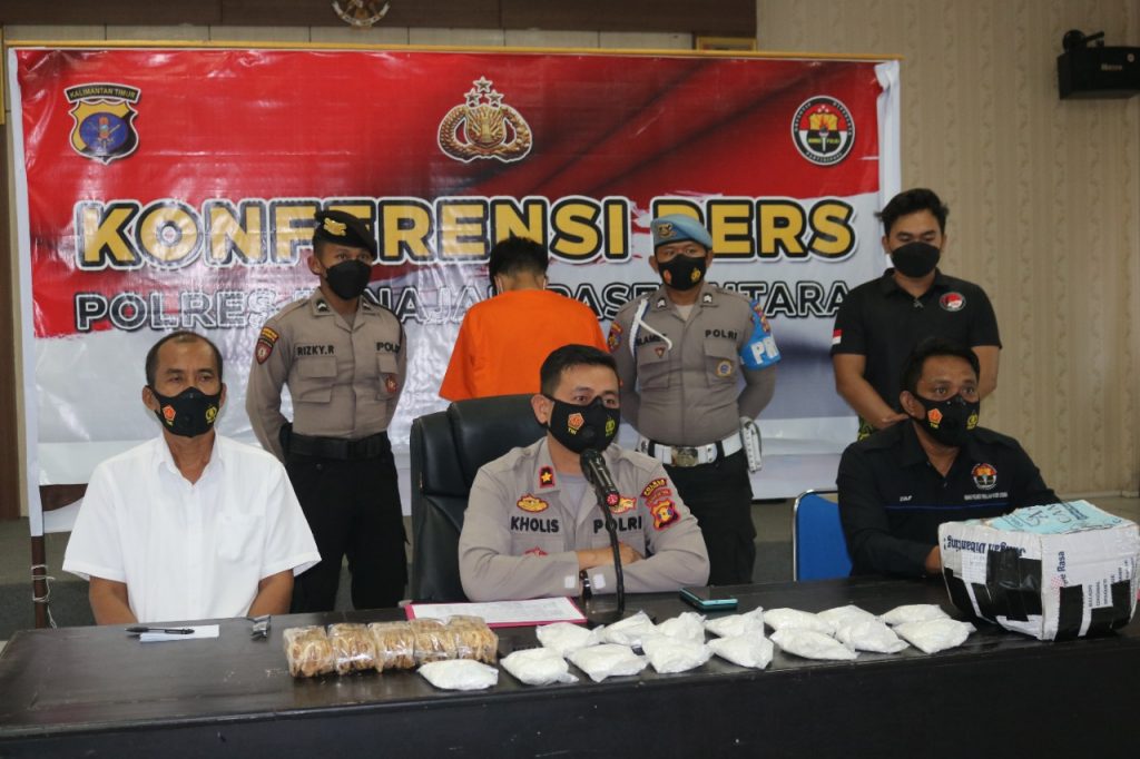 Polres PPU Gelar Konferensi Pers Ungkap Kasus Pengedar 15.000 Pil Double L di Penajam 5 14