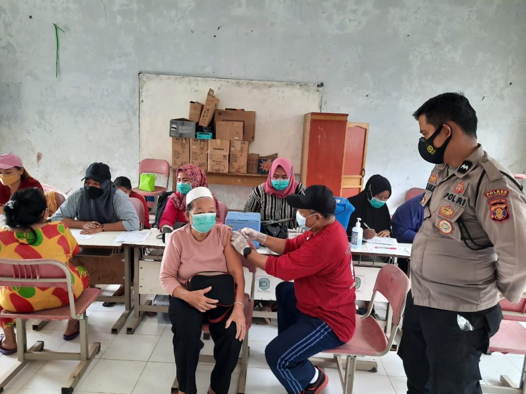 Wujudkan Percepatan Herd Immunity, Polres Kukar Gelar Gerai Vaksin Presisi Untuk Masyarakat 5 15
