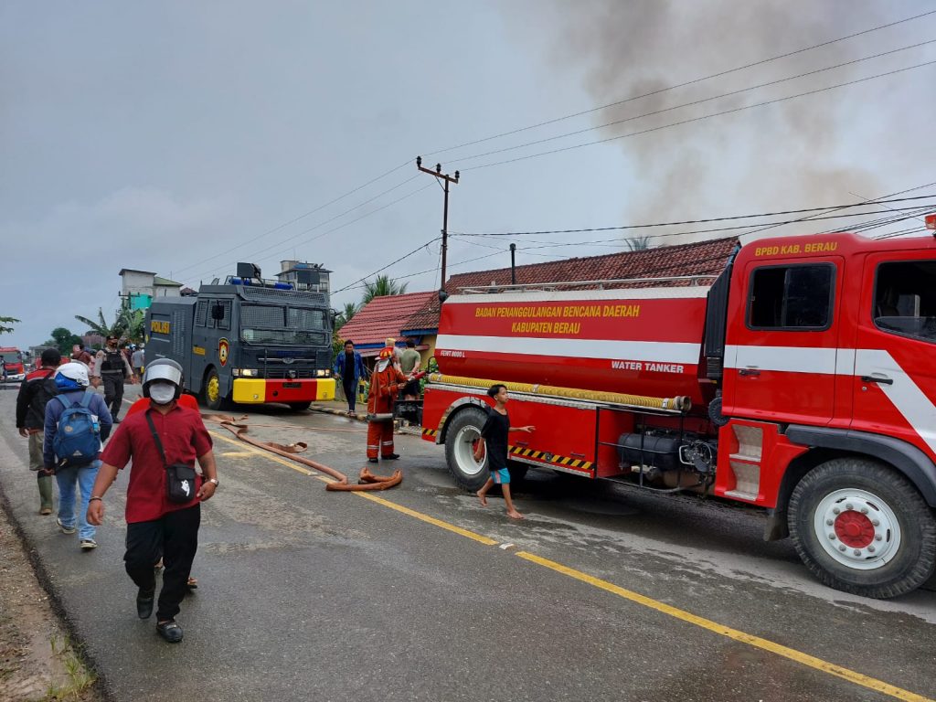 Kebakaran di Pulau Sambit, Polres Berau Terjunkan Satu Unit Kendaraan AWC 5 7