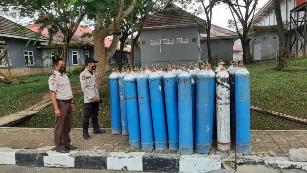 Pastikan Ketersediaan Stok, Polres Kukar dan Jajaran Polsek Melakukan Pengecekan Oksigen di RSUD 6 11