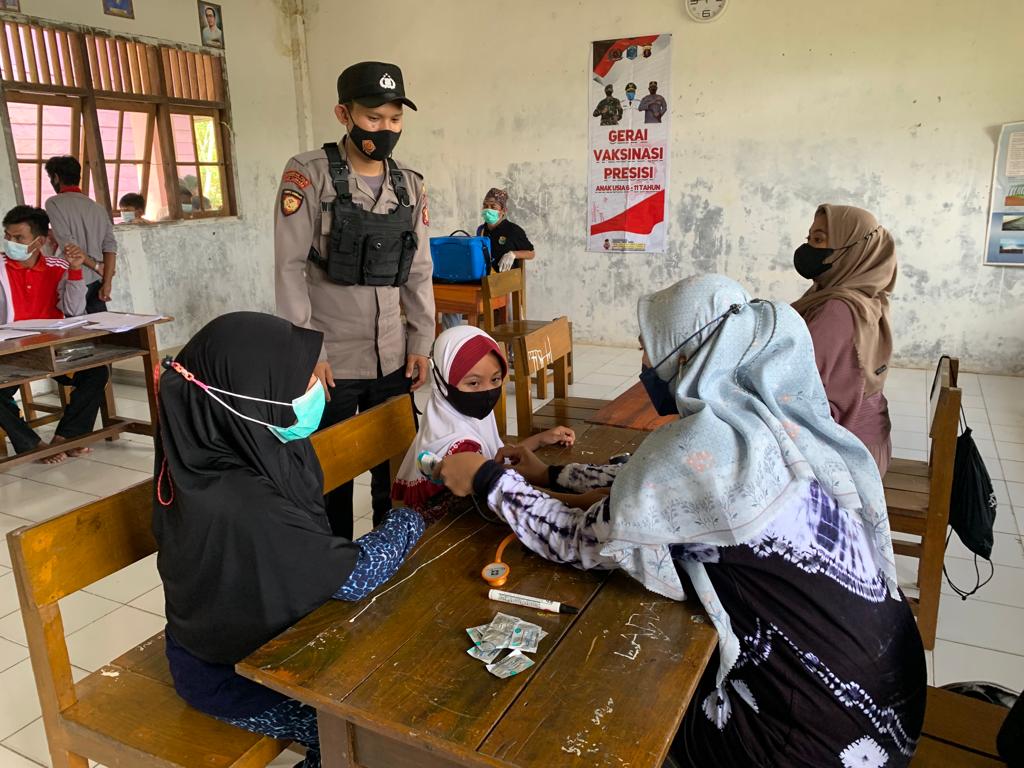 Tak Kenal Lelah TNI- Polri dan Nakes di Paser Datangi Sekolah Dasar di Desa Guna Laksanakan Vaksinasi 6 12