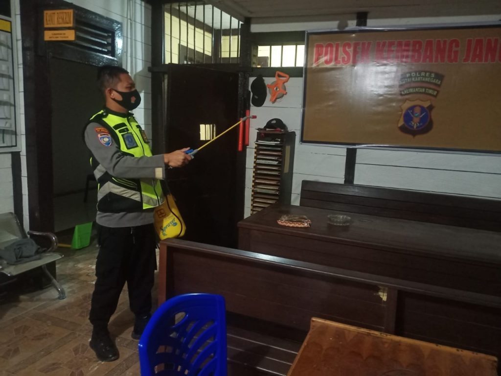 Jajaran Polres Kukar Laksanakan Penyemprotan Disinfektan di Ruang Publik Guna Cegah Penyebaran Covid-19 6 14