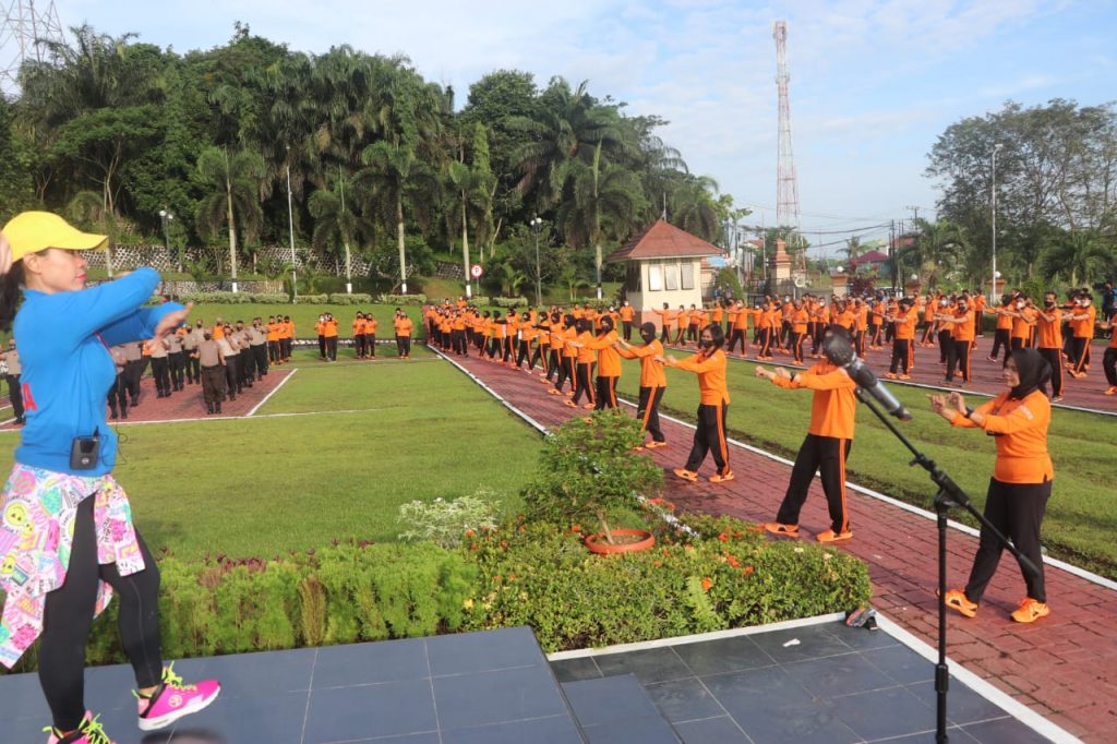 Jaga Kebugaran Tubuh Ditengah Pandemi, Personel Polda Kaltim Laksanakan Senam Aerobik 7 2