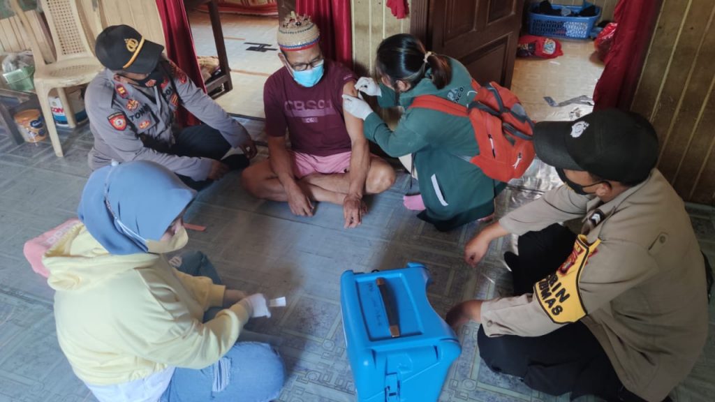 Bakti Polri di Ujung Negeri, Polsek Long Apari Gelar Vaksinasi Lansia Secara Door To Door 7 9