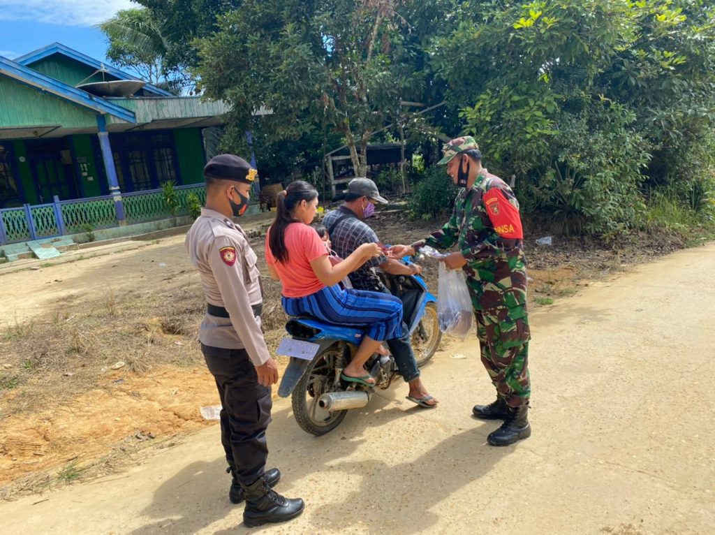 Tingkatkan Disiplin Prokes, TNI-Polri Laksanakan Patroli Gabungan Bagikan Masker Gratis 8