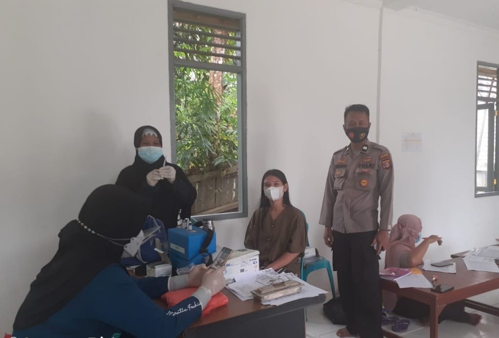 Polres Kukar Kembali Gelar Gerai Vaksinasi Untuk Masyarakat Guna Percepat Kekebalan Komunal 8 4