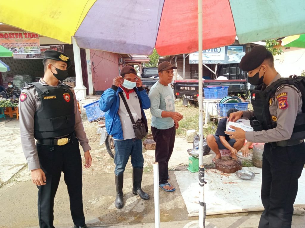 Antisipasi Penyebaran Covid-19, Personel Jajaran Polres Kukar Laksanakan Operasi Yustisi Penerapan Protokol Kesehatan 8 6