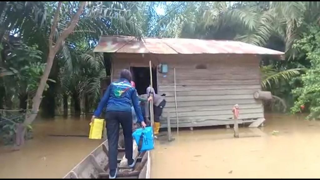 Telusuri Sungai, Personel Polres Paser Datangi Laksanakan Door To Door Vaksinasi Bagi Lansia 8 7