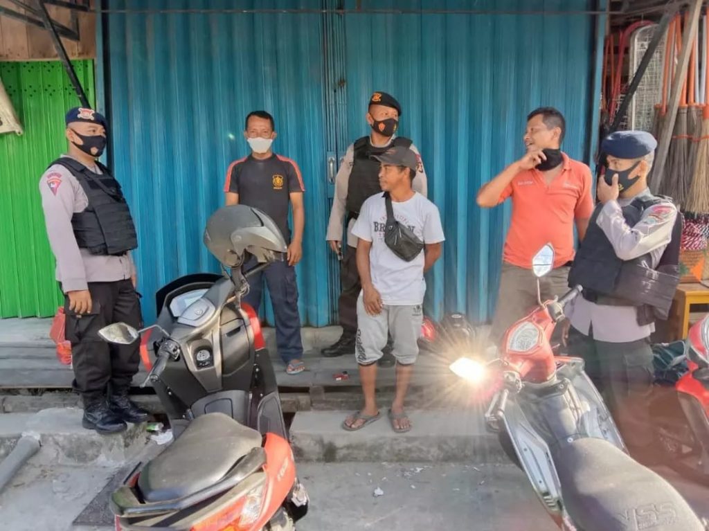 Blusukan Kepasar Balikpapan Permai, Brimob Kaltim Serukan Protokol Kesehatan 8 8