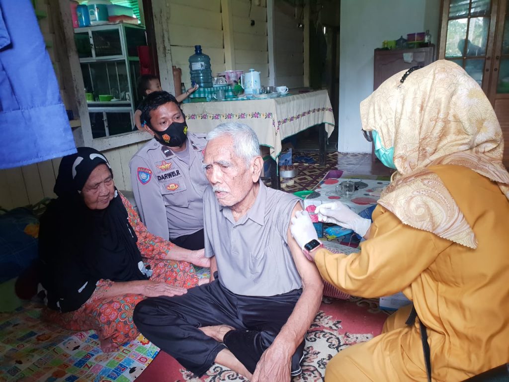 Bertajuk Door To Door, Polres Kukar Gencarkan Vaksinasi Lansia 9 5