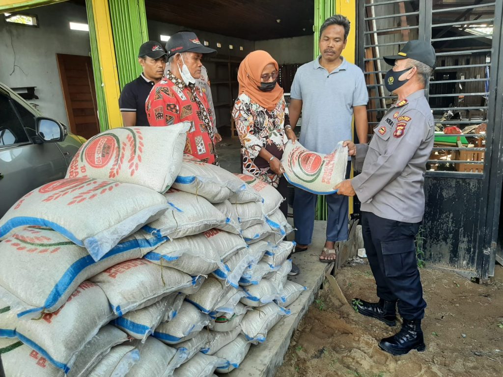 Wujud Kepedulian Polri Ditengah Pandemi, Polres Kukar Salurkan Bantuan Sosial kepada Warga 9 6