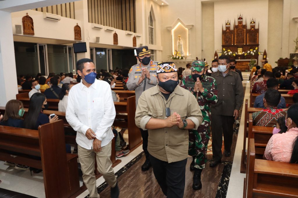 Pastikan Ibadah Malam Tahun Baru 2022 Aman, Kapolres Bersama Forkopimda Berau Tinjau Gereja WhatsApp Image 2022 01 01 at 13.05.00