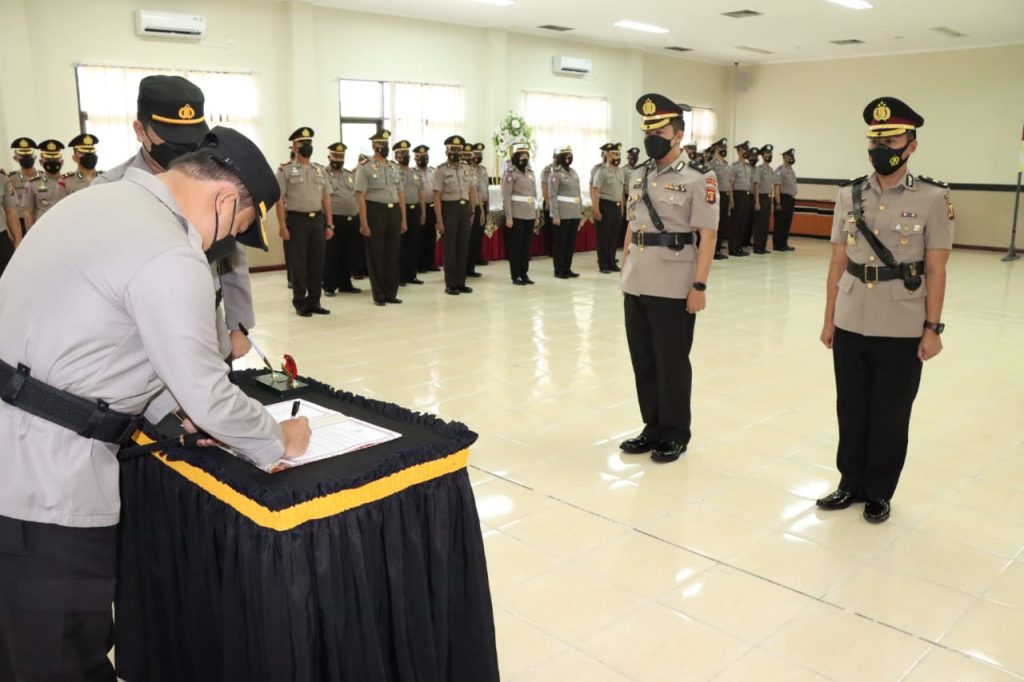Kapolresta Pimpin Serah Terima Jabatan Kabag Ops Polresta Samarinda WhatsApp Image 2022 01 01 at 13.31.59