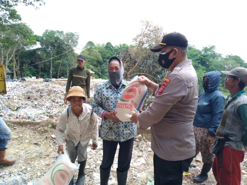 Bentuk Kepedulian, Polres Kukar Berikan Bantuan Sosial Kepada Warga Kurang Mampu WhatsApp Image 2022 01 05 at 08.12.05