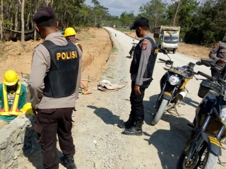 Sambangi Buruh Bangunan, Polsek Bentian Besar Sosialisasikan Protokol Kesehatan WhatsApp Image 2022 01 05 at 12.41.11