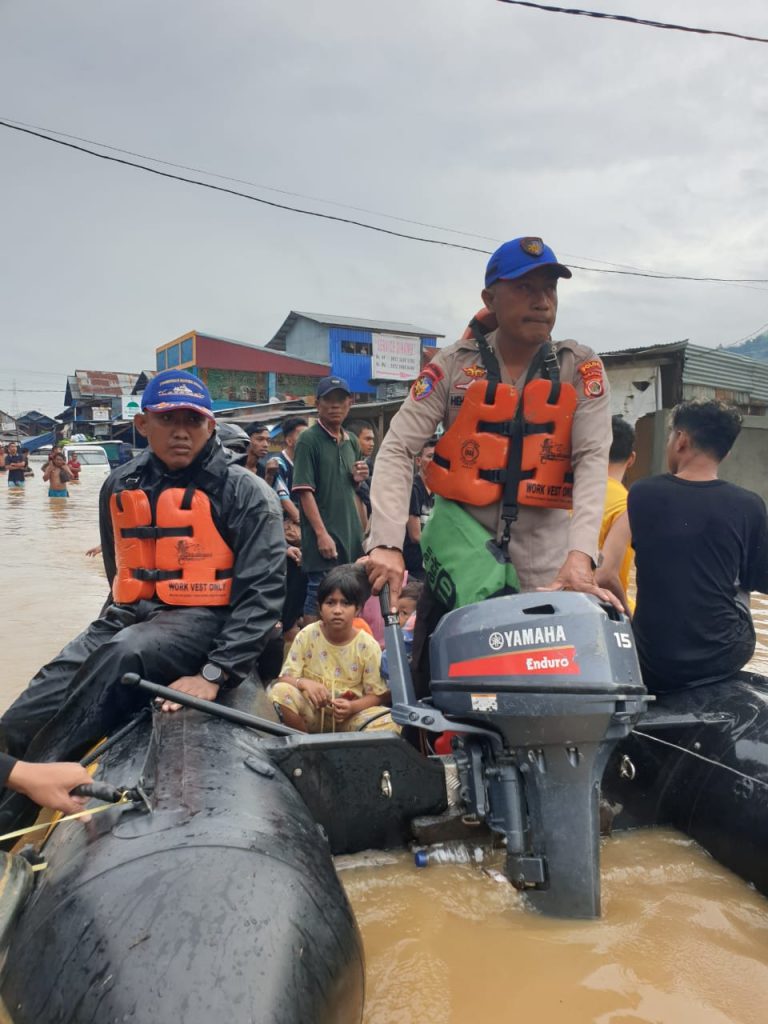 Polda Papua Terjunkan 380 Personel Bantu Penanganan Banjir dan Longsor di Jayapura WhatsApp Image 2022 01 09 at 10.49.17