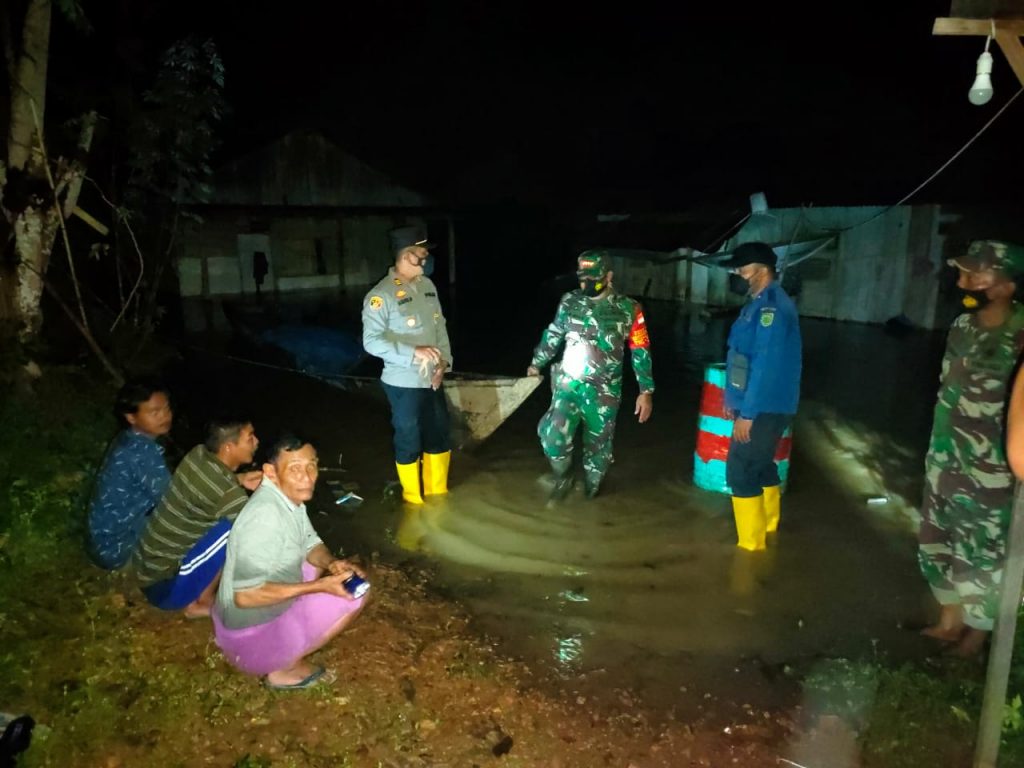 Kapolsek Bersama Danramil Tinjau Lokasi Banjir di Perkampungan Hulu Sungai Kelay WhatsApp Image 2022 01 09 at 12.11.27