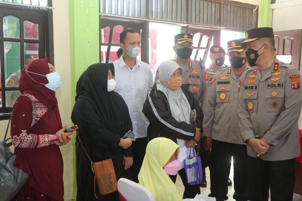 Kapolda Kaltim Tinjau Pelaksanaan Vaksinasi Anak Usia 6-11 Tahun di Ponpes Syaichona Cholil Balikpapan WhatsApp Image 2022 01 13 at 13.43.59