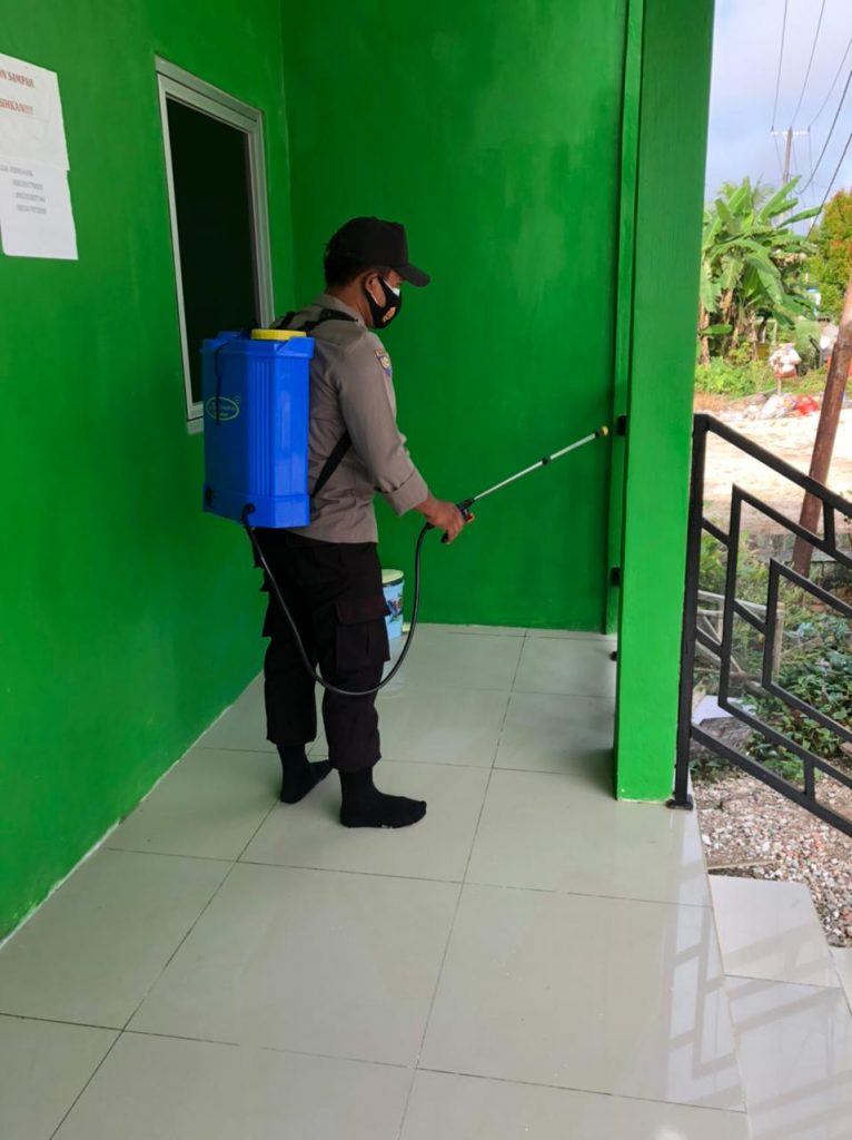 Polres Kukar Lakukan Penyemprotan Disinfektan di Lingkungan Mako dan Fasilitas Umum WhatsApp Image 2022 01 14 at 08.59.12