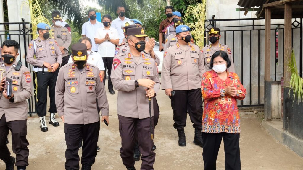 Kapolda Kaltim Tinjau Vaksinasi Merdeka Serentak Anak Usia 6-11 Tahun di SDN 006 Balikpapan Utara WhatsApp Image 2022 01 14 at 15.21.59