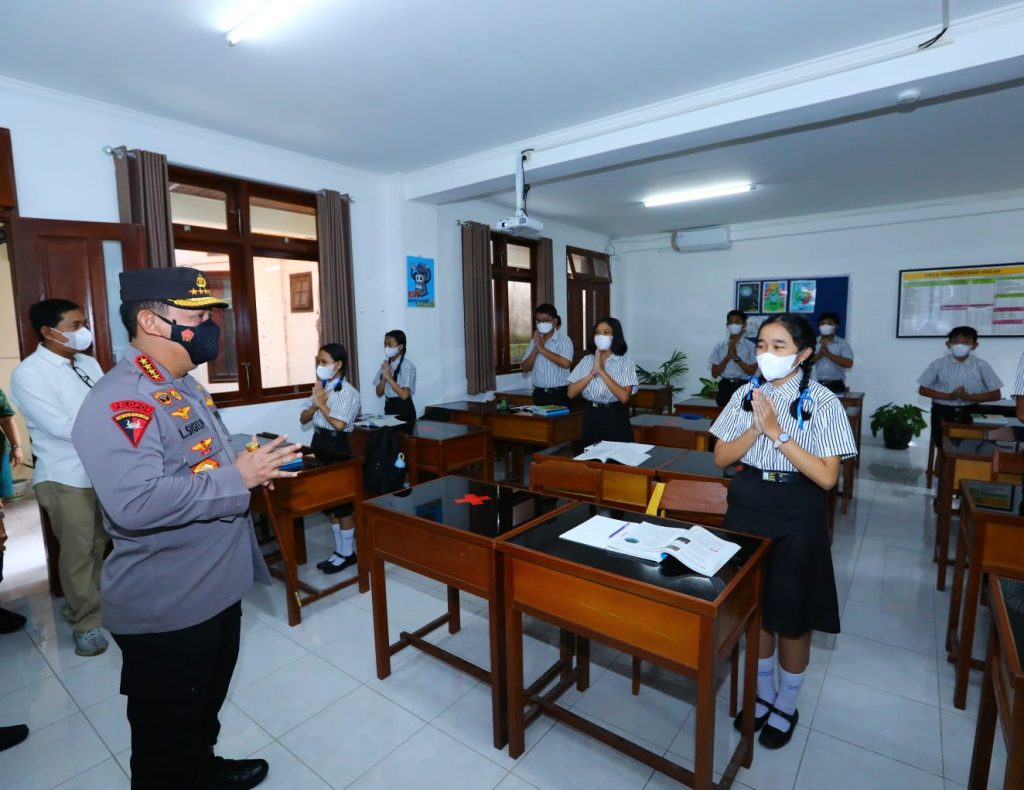 Pelajar Senang Bisa Belajar Tatap Muka, Kapolri: Fokus Gapai Cita-Cita Agar Jadi Kebanggaan Keluarga WhatsApp Image 2022 01 15 at 16.57.37