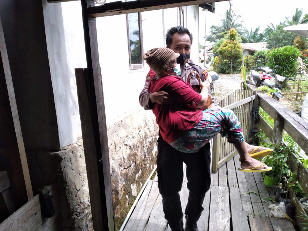Gendong Lansia, Bhabinkamtibmas Polsek Penajam Jalankan Program Vaksinasi Jemput Bola WhatsApp Image 2022 01 16 at 11.16.38