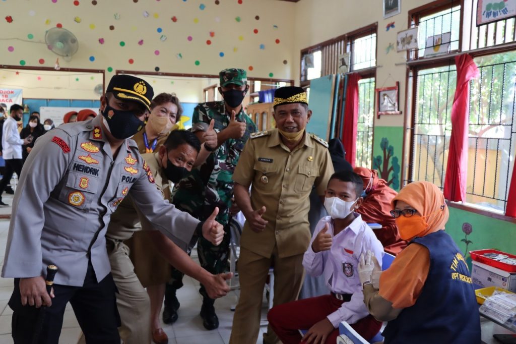 Kapolres PPU Bersama Forkopimda Tinjau Pelaksanaan Vaksinasi Anak Usia 6 – 11 tahun di SDN 028 Penajam WhatsApp Image 2022 01 17 at 11.01.54