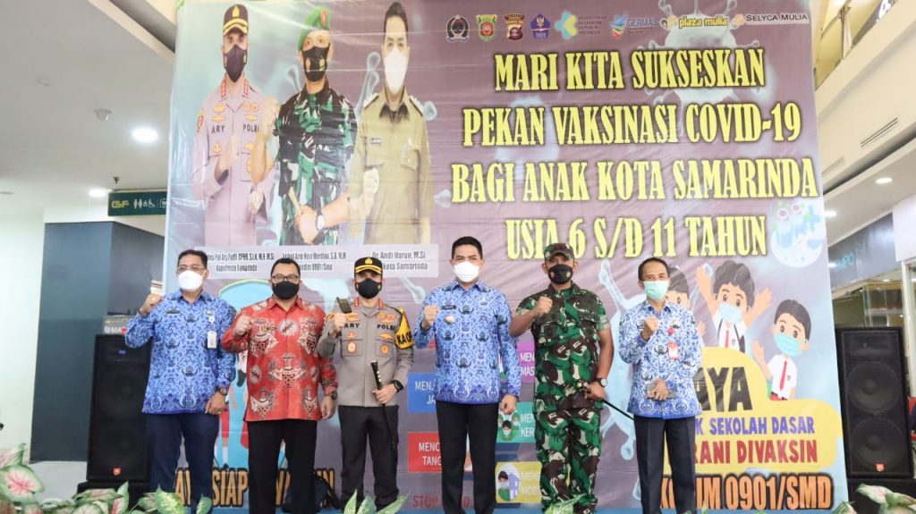 Bersama Walikota & Dandim 0901/SMD, Kapolresta Samarinda Tinjau Vaksinasi Anak Usia 6 – 11 Tahun WhatsApp Image 2022 01 17 at 12.47.21