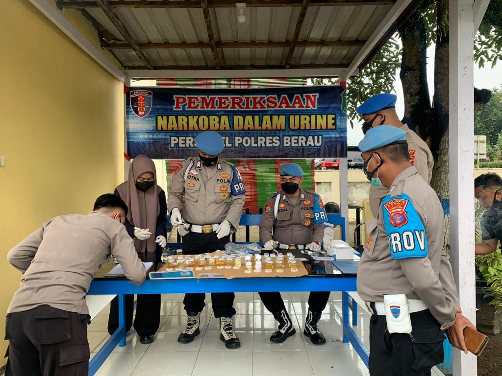 Sie Propam Polres Berau Laksanakan Tes Urine Kepada Seluruh Personil WhatsApp Image 2022 01 17 at 13.09.00