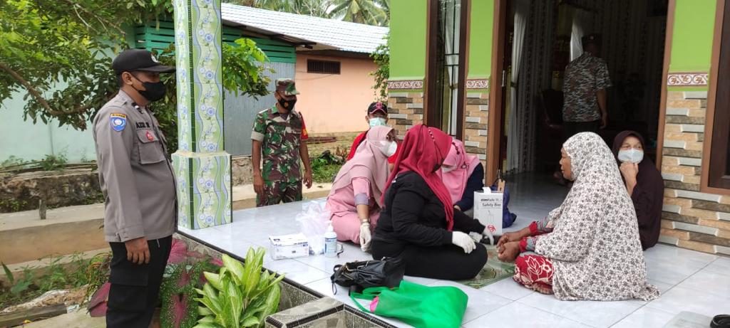Kejar Target Vaksinasi Lansia, Polsek Anggana Lakukan Vaksinasi Door to Door WhatsApp Image 2022 01 18 at 08.05.41