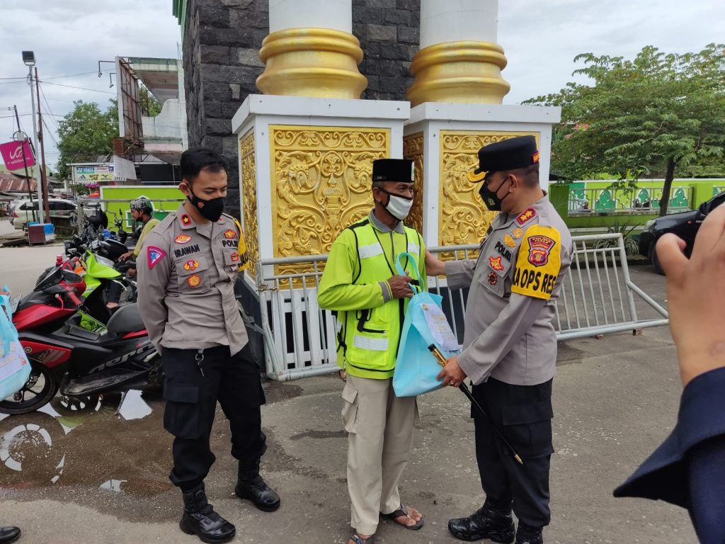 Kapolres Paser Bagikan Sembako Kepada Juru Parkir dan Petugas Kebersihan Masjid WhatsApp Image 2022 01 21 at 15.50.44