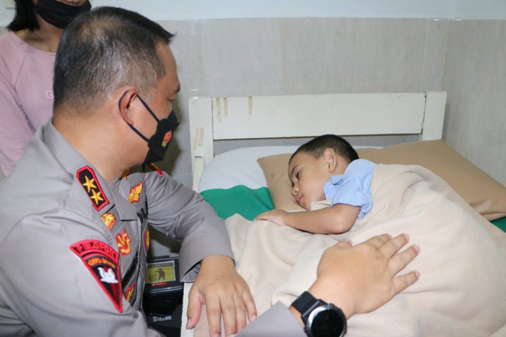 Kapolda Kaltim Kunjungi Anak Korban Kecelakaan Beruntun di RS. Ibnu Sina Balikpapan WhatsApp Image 2022 01 21 at 18.39.08 1