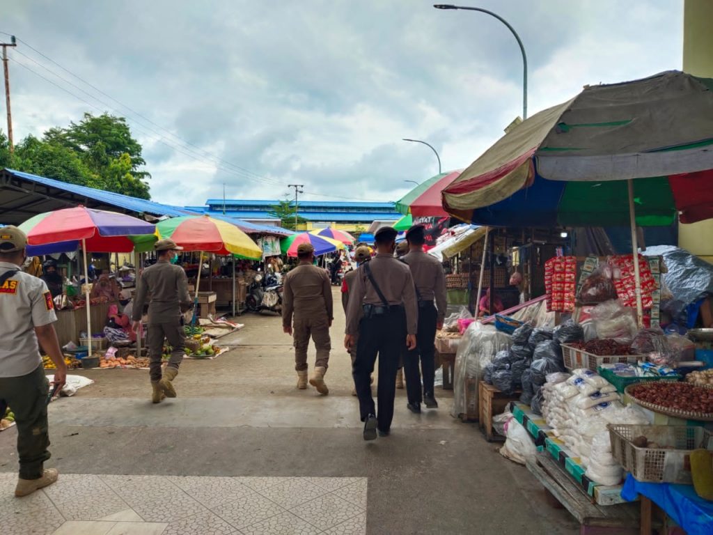 Polres Kutai Kartanegara Pantau Penerapan Prokes Masyarakat di Pasar WhatsApp Image 2022 01 22 at 05.17.20 1