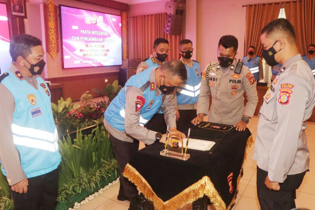 Kapolda Kaltim Pimpin Penandatanganan Pakta Integritas dan Pengambilan Sumpah Seleksi SIP T.A. 2022 WhatsApp Image 2022 01 25 at 13.19.16