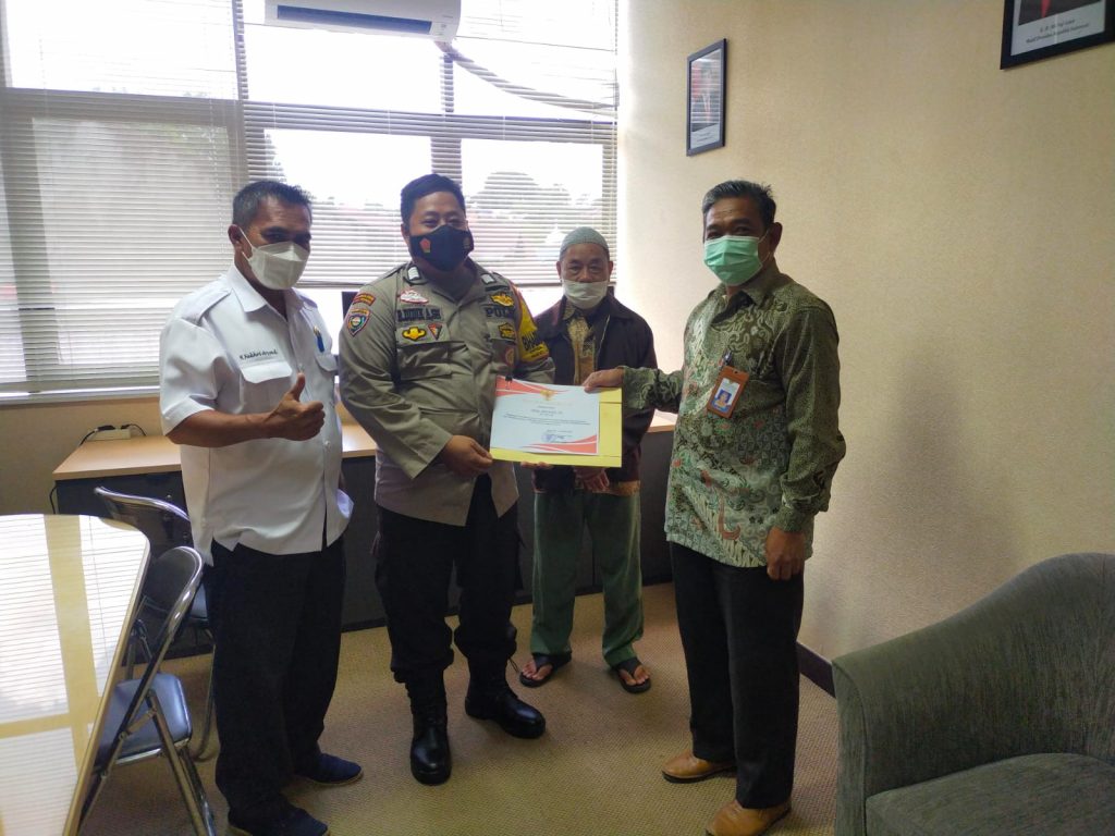 Bhabinkamtibmas Desa Loa Duri Ilir Raih Penghargaan Kampung Aman Dari Gubernur Kaltim WhatsApp Image 2022 01 26 at 08.39.17