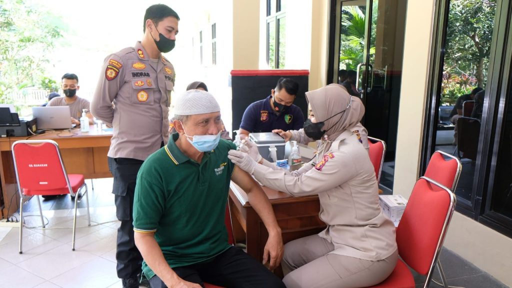 Polda Kaltim Laksanakan Vaksinasi Covid-19 Bagi Purnawirawan Polri dan Masyarakat Umum WhatsApp Image 2022 01 26 at 10.59.55