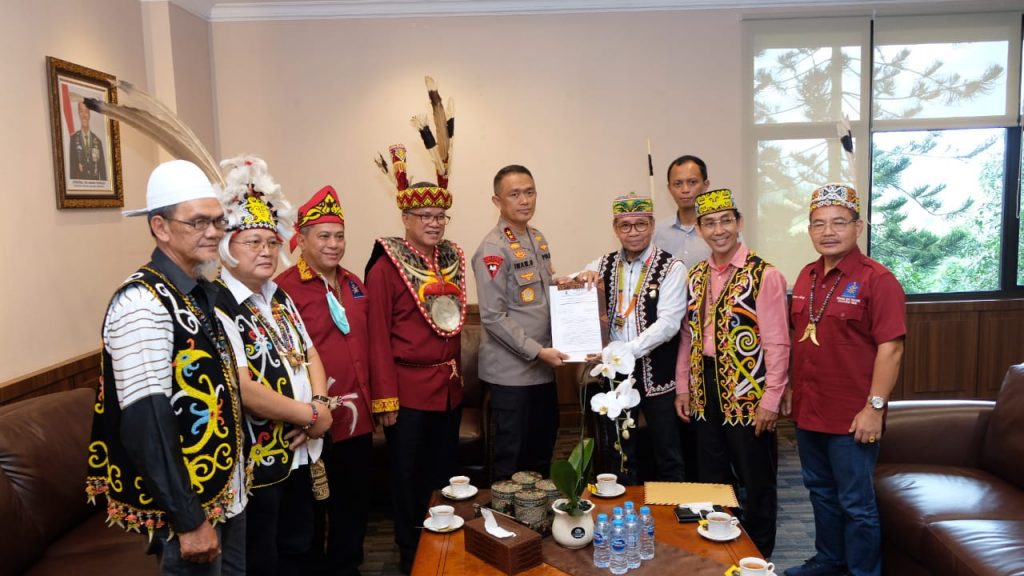 Kapolda Kaltim Terima Audiensi Dari Persekutuan Dayak Kalimantan Timur WhatsApp Image 2022 01 26 at 13.00.18