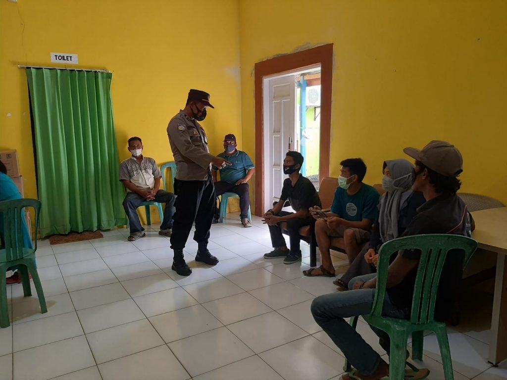 Polres Bontang Turunkan Bhabinkamtibmas, Amankan Pelaksanaan Vaksinasi Covid-19 WhatsApp Image 2022 01 28 at 13.30.00