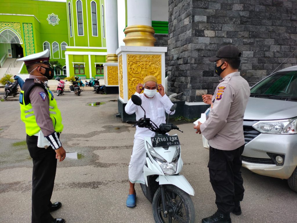 Berikan Rasa Aman, Personel Polres Paser Laksanakan Pengamanan Ibadah Sholat Jum’at WhatsApp Image 2022 01 28 at 17.00.19