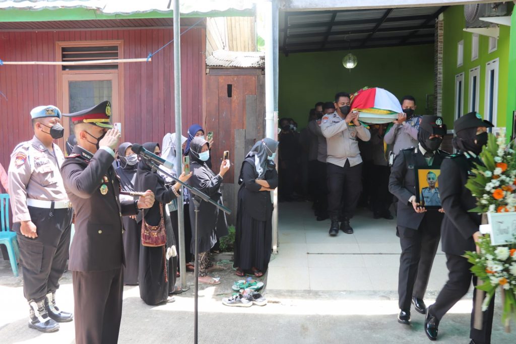 Penghormatan Terakhir, Kapolresta Samarinda Pimpin Upacara Pemakaman Anggotanya 1 10