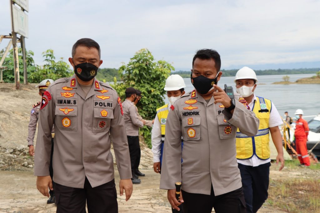 Kapolres PPU dampingi Kapolda Kaltim Tinjau Lokasi Jembatan Pulau Balang 2 4