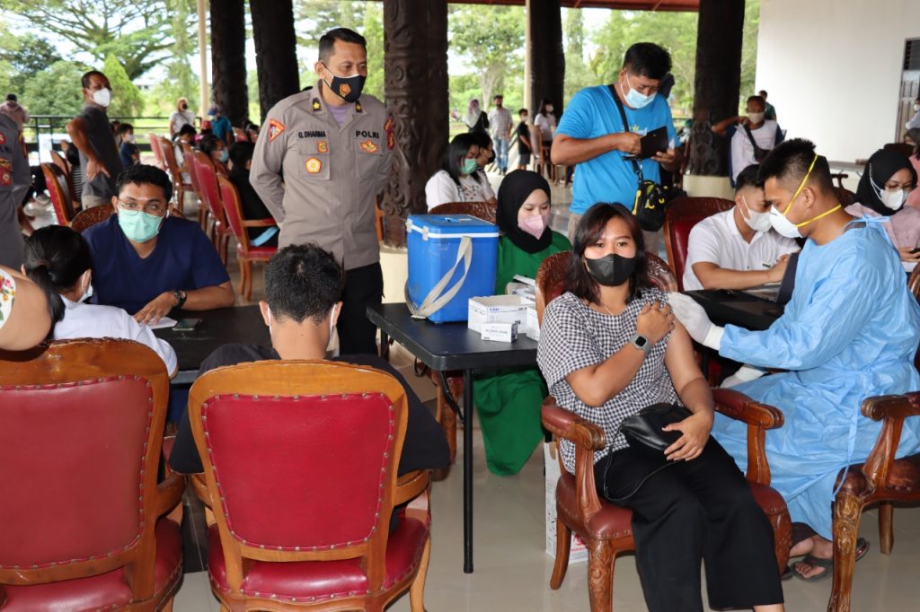 Pastikan Pemberian Vaksin Berjalan Aman, Lancar dan Rutin, Polres Kubar Tinjau Gerai Vaksinasi di Panggung Alun – Alun Itho 2 5