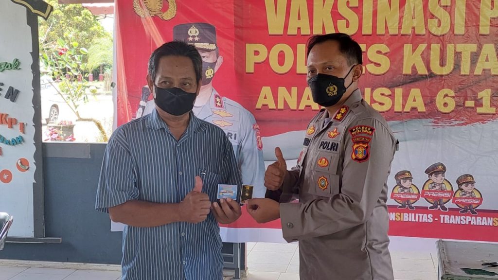 Kapolres Kutim Serahkan Langsung Doorprize kepada Masyarakat yang Melaksanakan Vaksin 3 10