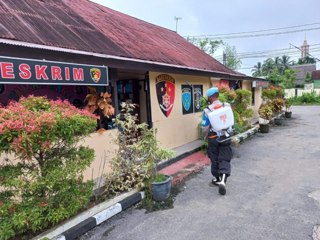 Polres Kukar Gelar Penyemprotan Disinfektan Guna Antisipasi Penyebaran Covid-19 3 7