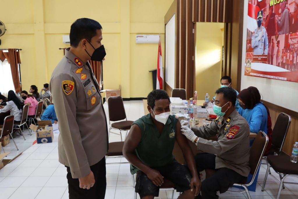 Pastikan Kegiatan Berlangsung Kondusif, Kapolres Tinjau Pelaksanaan Vaksinasi di Gerai Vaksin Presisi Polres Berau 3 8