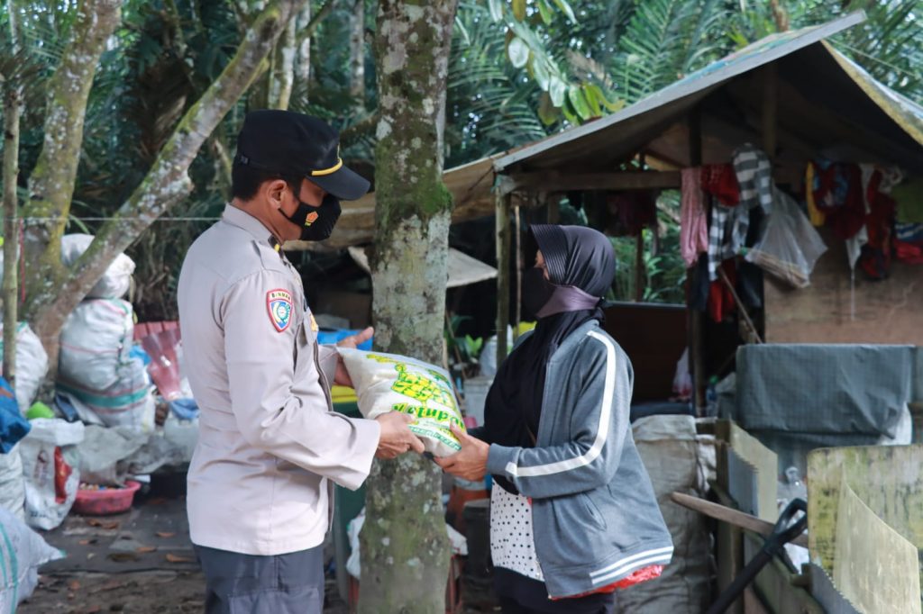Peduli Ditengah Pandemi, Polres Paser Salurkan Bantuan Sembako kepada Masyarakat 4