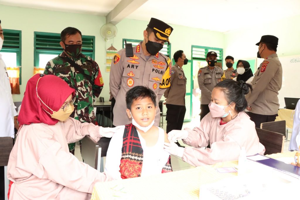 Percepatan vaksinasi, Kapolresta Samarinda tinjau pelaksanaan vaksinasi anak usia 6 – 11 tahun di Kota Samarinda 4 4