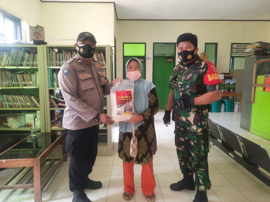 Dukung Akselerasi Vaksinasi Bagi Lansia di Wilayah Binaan, Bhabinkamtibmas Kelurahan Lempake Laksanakan Cetar dan Salurkan Bansos 4 5